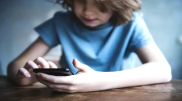 دراسة تحذّر من تأثير الهواتف الذكية على الأطفال تحت 12 عاماً